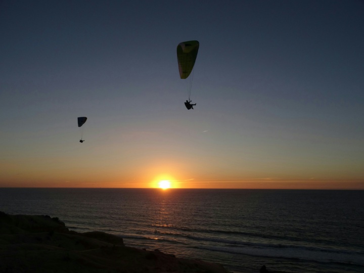 Vol en parapente au coucher du soleil